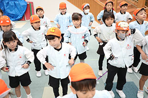 リズムフェスティバル　歌・カスタ発表ごっこ　年長