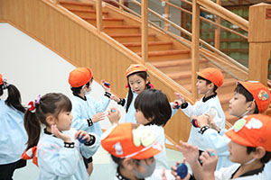 リズムフェスティバル　歌・カスタ発表ごっこ　年長