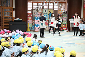 リズムフェスティバル　歌・カスタ発表ごっこ　年長