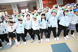 リズムフェスティバル　歌・カスタ発表ごっこ　年長