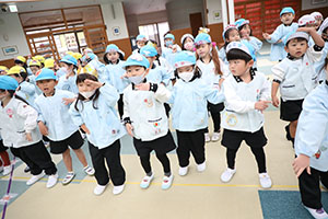 リズムフェスティバル　歌・カスタ発表ごっこ　年中