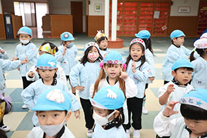 リズムフェスティバル　歌・カスタ発表ごっこ　年中