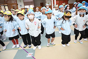 リズムフェスティバル　歌・カスタ発表ごっこ　年中