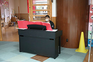 リズムフェスティバル　歌・カスタ発表ごっこ　年中