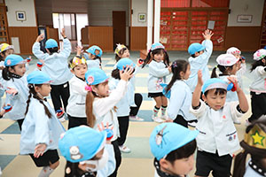 リズムフェスティバル　歌・カスタ発表ごっこ　年中