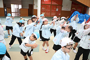 リズムフェスティバル　歌・カスタ発表ごっこ　年中