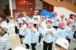 リズムフェスティバル　歌・カスタ発表ごっこ　年中