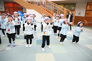 リズムフェスティバル　歌・カスタ発表ごっこ　年中