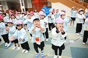 リズムフェスティバル　歌・カスタ発表ごっこ　年中