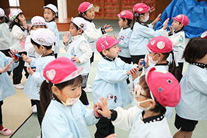 リズムフェスティバル　歌・カスタ発表ごっこ　年中