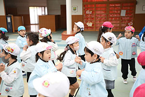 リズムフェスティバル　歌・カスタ発表ごっこ　年中