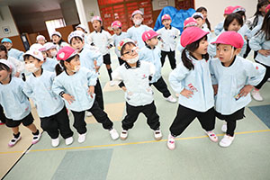 リズムフェスティバル　歌・カスタ発表ごっこ　年中