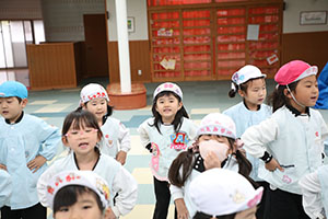 リズムフェスティバル　歌・カスタ発表ごっこ　年中