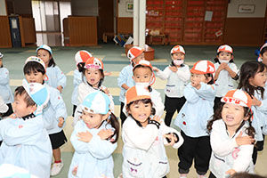 リズムフェスティバル　歌・カスタ発表ごっこ　年少