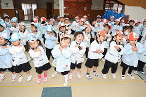 リズムフェスティバル　歌・カスタ発表ごっこ　年少