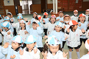 リズムフェスティバル　歌・カスタ発表ごっこ　年少