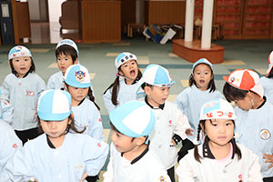 リズムフェスティバル　歌・カスタ発表ごっこ　年少