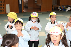 リズムフェスティバル　歌・カスタ発表ごっこ　年少