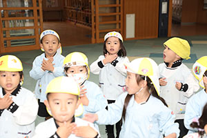 リズムフェスティバル　歌・カスタ発表ごっこ　年少