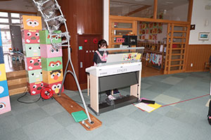 リズムフェスティバル　歌・カスタ発表ごっこ　年少