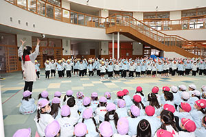 リズムフェスティバル　歌・カスタ発表ごっこ　年少