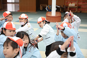 リズムフェスティバル　歌・カスタ発表ごっこ　年少