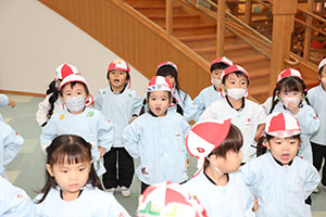 リズムフェスティバル　歌・カスタ発表ごっこ　年少