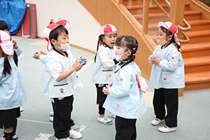 リズムフェスティバル　歌・カスタ発表ごっこ　年少