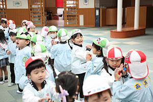 リズムフェスティバル　歌・カスタ発表ごっこ　年少