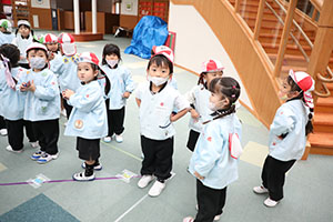 リズムフェスティバル　歌・カスタ発表ごっこ　年少