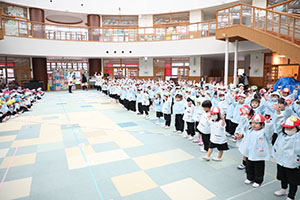 リズムフェスティバル　歌・カスタ発表ごっこ　年少