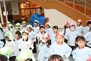 リズムフェスティバル　歌・カスタ発表ごっこ　年少