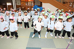 リズムフェスティバル　歌・カスタ発表ごっこ　年少