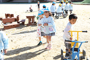 園庭遊び　年中Bチーム（ひまわり・さくら・たんぽぽ）
