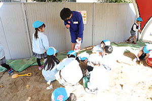 園庭遊び　年中Bチーム（ひまわり・さくら・たんぽぽ）