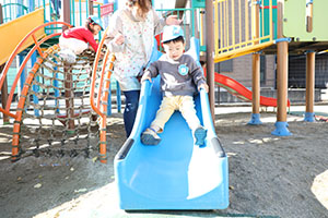 園庭遊び　ぺんぎん・ひよこ・すみれ・ばら