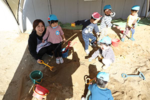 園庭遊び　ぺんぎん・ひよこ・すみれ・ばら
