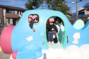 園庭遊び　ぺんぎん・ひよこ・すみれ・ばら