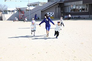 園庭遊び　ぺんぎん・ひよこ・すみれ・ばら