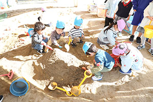 園庭遊び　ぺんぎん・ひよこ・すみれ・ばら