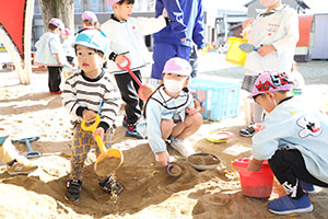 園庭遊び　ぺんぎん・ひよこ・すみれ・ばら