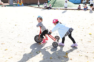 園庭遊び　ぺんぎん・ひよこ・すみれ・ばら
