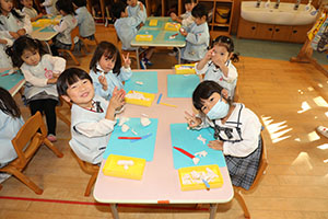 エンゼル幼稚園70歳のお誕生日の制作　きりん