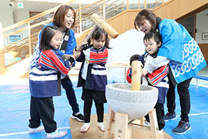 もちつき大会　こあら・ぱんだ・きりん (2歳児クラス）NO．1