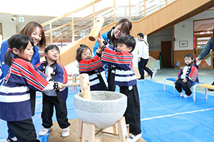 もちつき大会　こあら・ぱんだ・きりん (2歳児クラス）NO．1