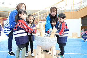 もちつき大会　こあら・ぱんだ・きりん (2歳児クラス）NO．1