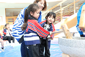 もちつき大会　こあら・ぱんだ・きりん (2歳児クラス）NO．1