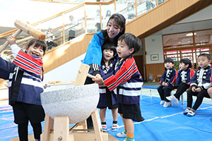 もちつき大会　こあら・ぱんだ・きりん (2歳児クラス）NO．1