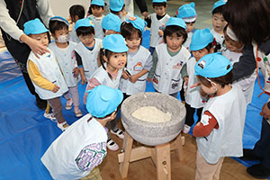 もちつき大会　こあら・ぱんだ・きりん (2歳児クラス）NO．1