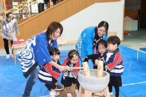 もちつき大会　こあら・ぱんだ・きりん (2歳児クラス）NO．1